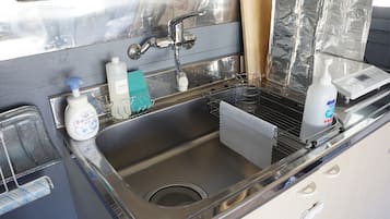 Lägenhet Basic | Eget kök | Minikylskåp, mikrovågsugn, spishäll och vattenkokare
