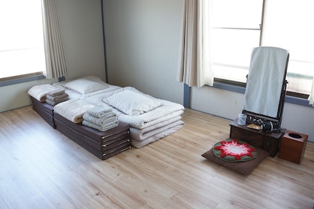 Minibar, espacio para trabajar con laptop, wifi gratis y ropa de cama