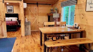 2 slaapkamers, een strijkplank/strijkijzer, reisbedje, gratis wifi