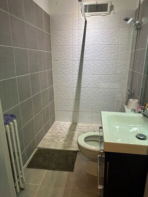 Een douche, handdoeken, zeep, shampoo