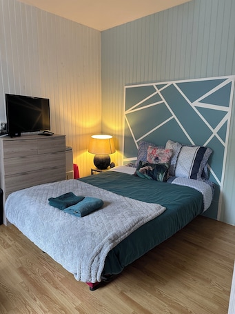 1 bedroom, travel crib, WiFi, bed sheets. Studio 1 min walk from Châteaubriant castle with complimentary breakfast