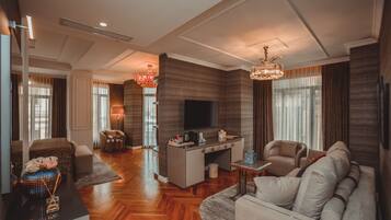 Exclusive Studio Suite, Partial Sea View | Premium bedding, free minibar items, in-room safe, laptop workspace