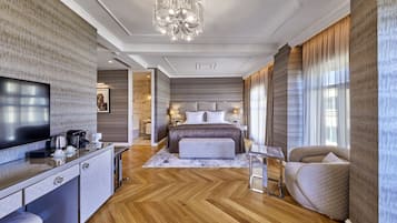 独特开间套房, 部分海景 | 高档床上用品、免费迷你吧物品、客房内保险箱、笔记本电脑工作区