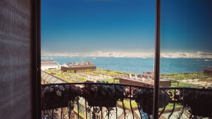 Un balcón con vistas a la ciudad y al mar.