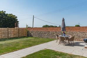 Outdoor dining - The Bull Pen by Bloom Stays -  a holiday let that sleeps 4 guests  in 2 bedrooms (Nr Ashford)