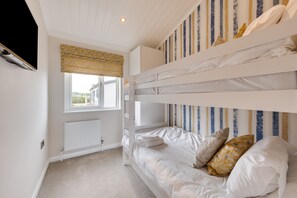3 bedrooms, iron/ironing board, free WiFi, bed sheets