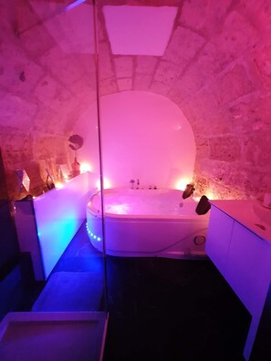 Grand Apartment | Private spa tub