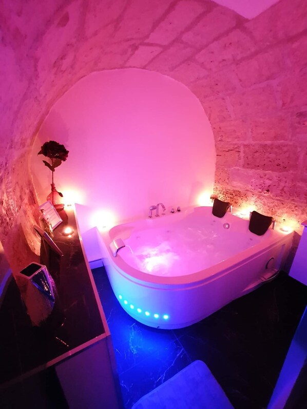 Grand Apartment | Private spa tub - La Forteresse Jacuzzi-Sauna (Rouen)
