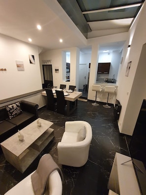 Grand Apartment | Living area | 126-cm flat-screen TV with cable channels, TV, Netflix