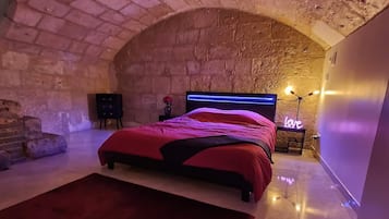 Apartemen Grand | 2 kamar tidur, seprai premium, busa memori, dan didekorasi berbeda-beda