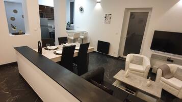 Grand Apartment | Living area | 126-cm flat-screen TV with cable channels, TV, Netflix