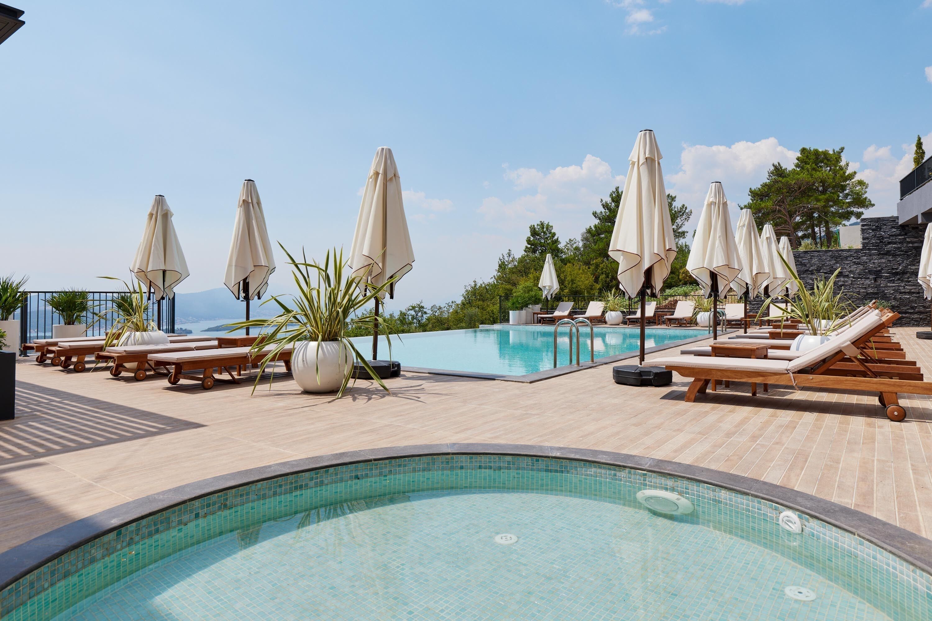 Alberca al aire libre por temporada y sombrillas en la alberca 