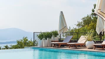 Piscine extérieure (ouverte en saison), parasols de plage