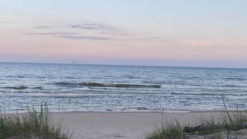 På stranden, solstolar och strandhanddukar