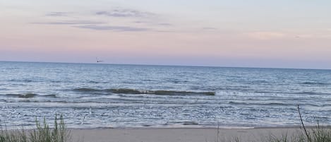 En la playa, sillas reclinables de playa, toallas de playa