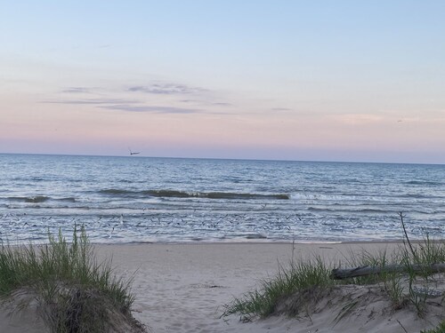 Winter escape/hiking/Ice Age Trail/Lake Michigan private beach/balcony/games