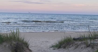 Winter escape/hiking/Ice Age Trail/Lake Michigan private beach/balcony/games