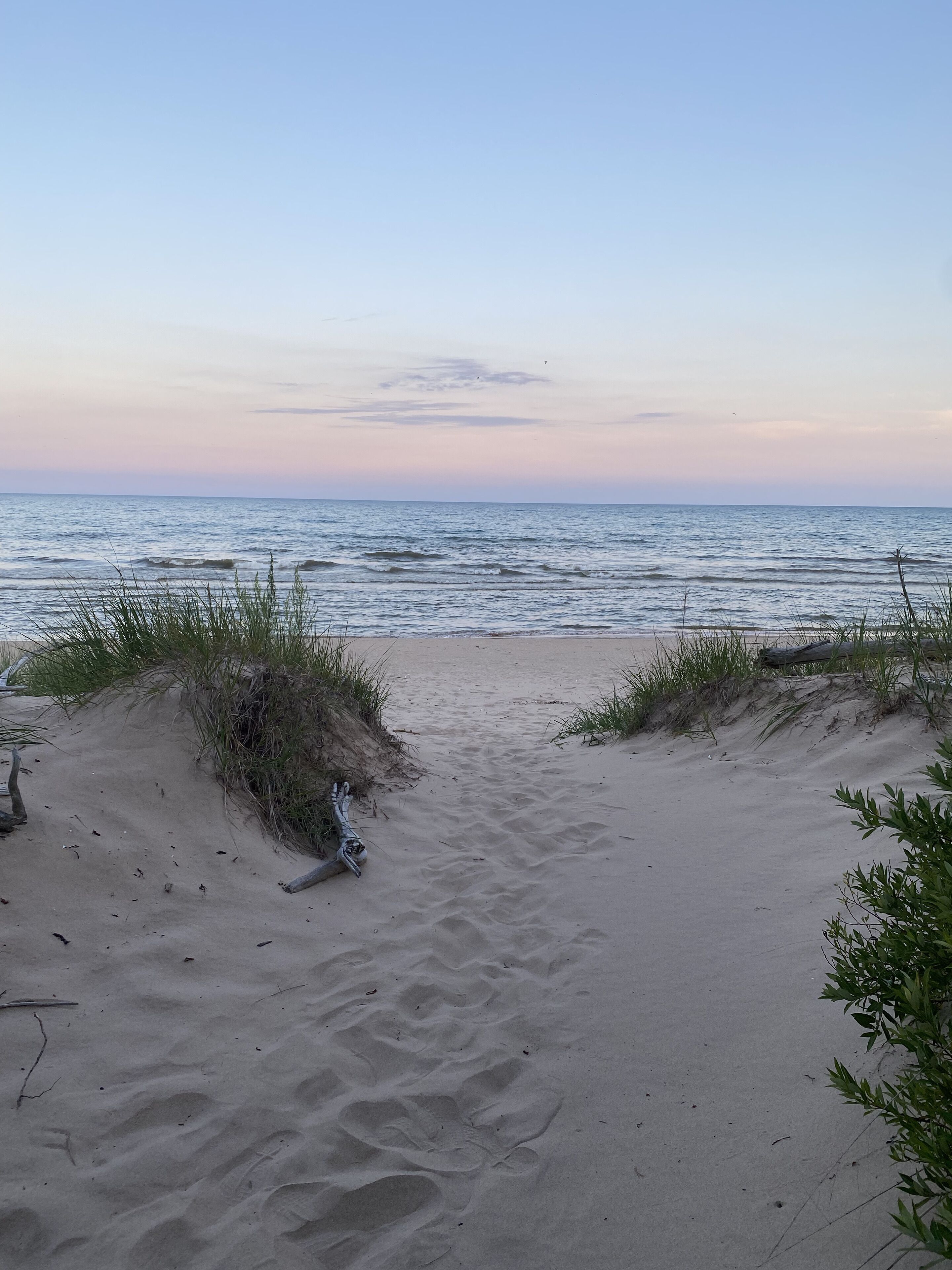 Sulla spiaggia, lettini da mare, teli da spiaggia