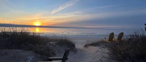 På stranden, solstolar och strandhanddukar