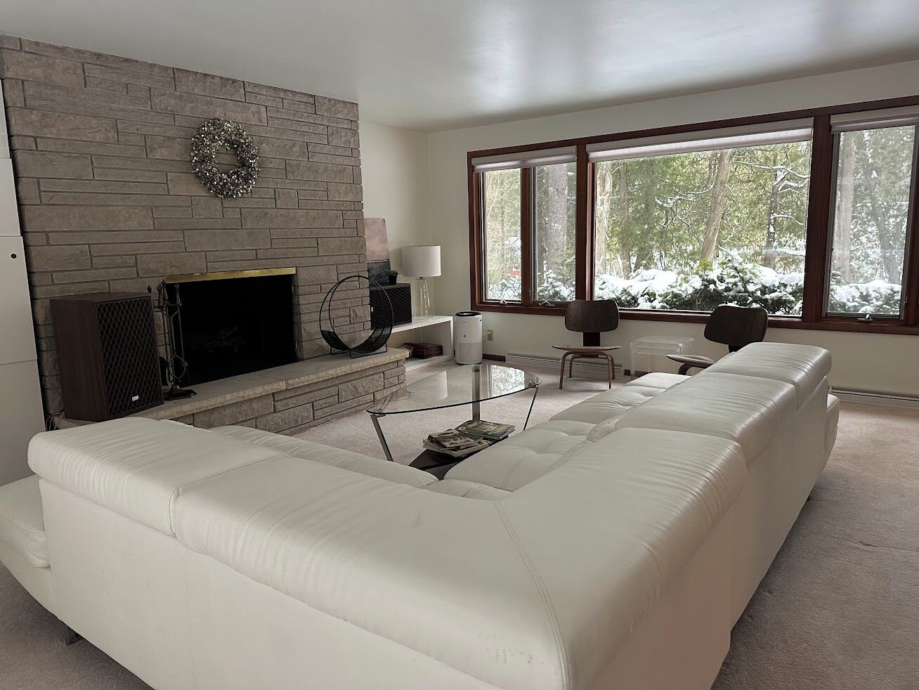 Smart-TV, Kamin, DVD-Player, Bücher