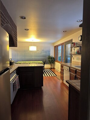 Frigorífico, microondas, horno y placa de cocina