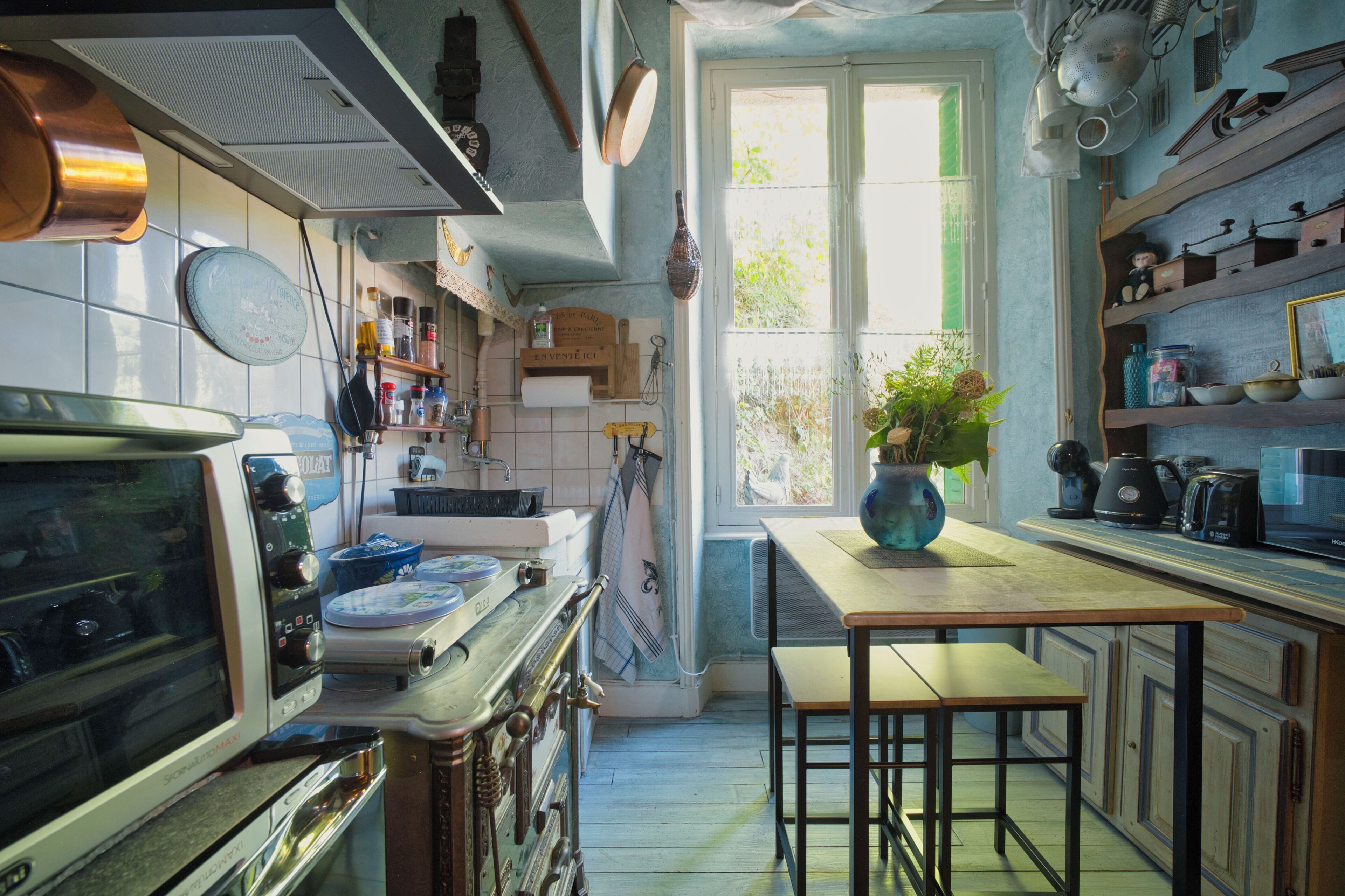 Cafetière/bouilloire, réfrigérateur, micro-ondes, four