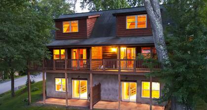 Modern Log Cabin TH Retreat | Peaceful | Mountain Views | Steps to Downtown WJ