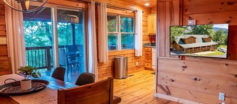 Modern Log Cabin TH Retreat | Peaceful | Mountain Views | Steps to Downtown WJ
