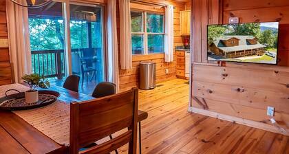 Modern Log Cabin TH Retreat | Peaceful | Mountain Views | Steps to Downtown WJ