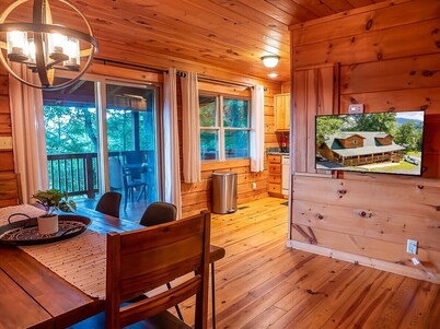 Modern Log Cabin TH Retreat | Peaceful | Mountain Views | Steps to Downtown WJ