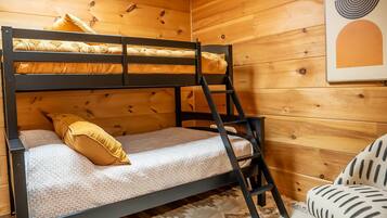 3 habitaciones, escritorio y tabla de planchar con plancha