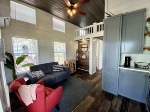 Smart-TV, bøker og kontorer