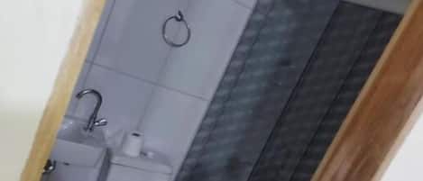 Basic Room | Bathroom