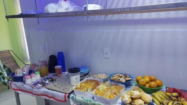 Ein reich gedeckter Buffet mit verschiedenen Speisen und Besteck.