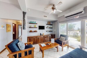 TV, streaming services - Spacious ground-floor condo with pool & patio - walk to ocean (San Pedro)