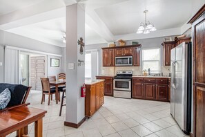 ثلاجة، ميكروويف، فرن، موقد طهي مسطح