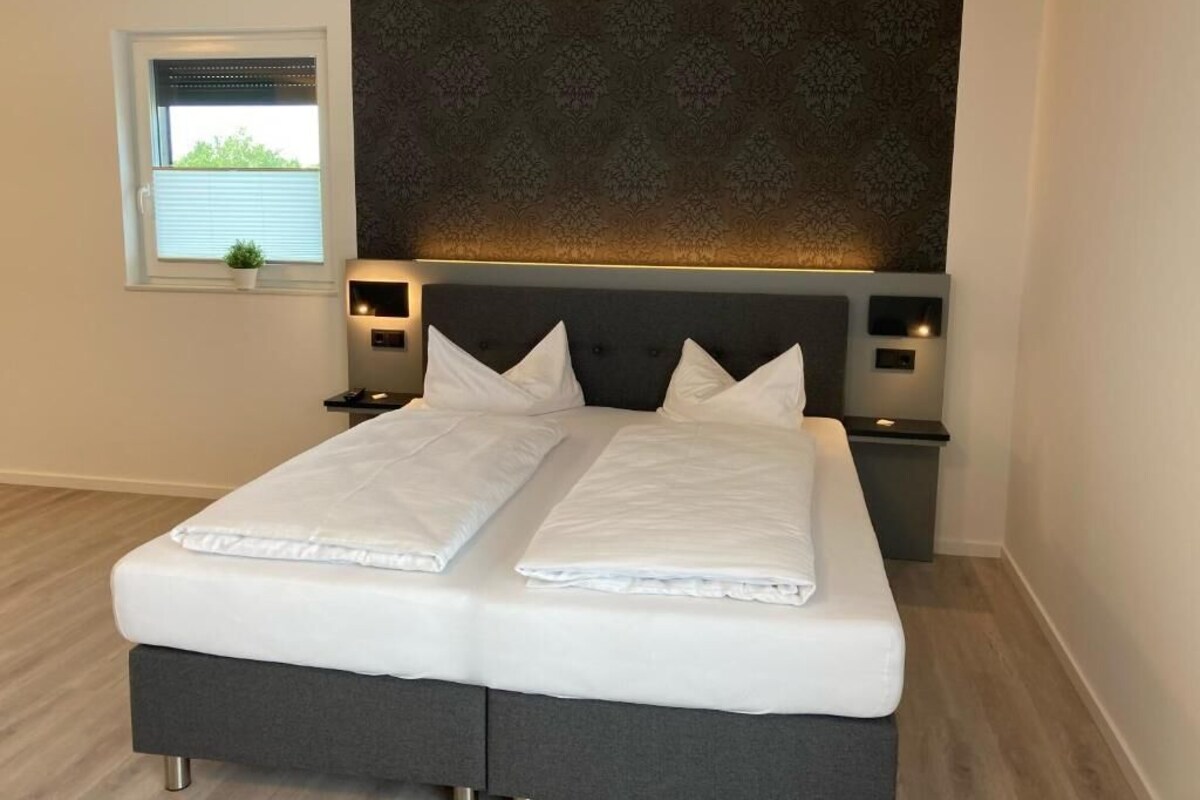 Ropa de cama hipoalergénica y caja de seguridad en la habitación 