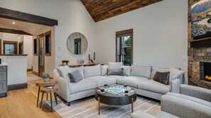 Smart TV, caminetto, studio