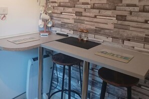 Interior - Beach Apartment - Sleeps 4, Garden & Parking (Skegness)