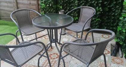 Beach Apartment - Sleeps 4, Garden & Parking