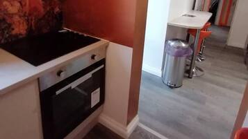 Lemari es, microwave, oven, dan kompor