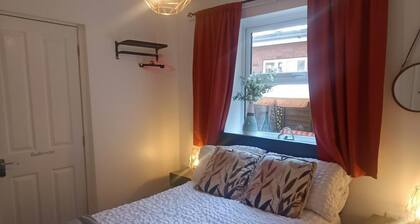 Beach Apartment - Sleeps 4, Garden & Parking