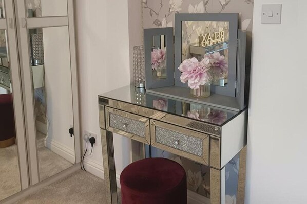 Interior - Beach Apartment - Sleeps 4, Garden & Parking (Skegness)