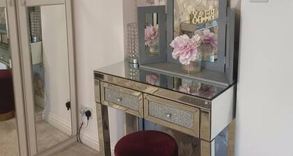 Beach Apartment - Sleeps 4, Garden & Parking