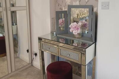 Beach Apartment - Sleeps 4, Garden & Parking