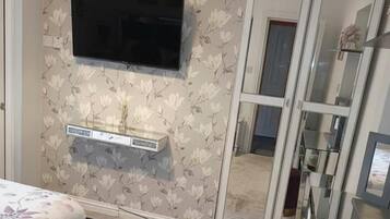 2 bedrooms, iron/ironing board, travel cot, free WiFi