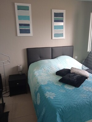 1 bedroom, iron/ironing board, free WiFi, bed sheets - Villa Partagée Avec Piscine au Calme 10 mns des Plages (Borgo)