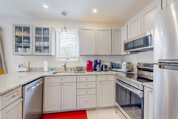 Fridge, microwave, oven, stovetop - Bethany Pines townhome with pool, tennis, & private washer/dryer - near beach (Bethany Beach)