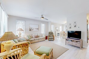 TV, fireplace, books, music library - Bethany Pines townhome with pool, tennis, & private washer/dryer - near beach (Bethany Beach)