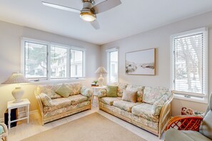 TV, fireplace, books, music library - Bethany Pines townhome with pool, tennis, & private washer/dryer - near beach (Bethany Beach)